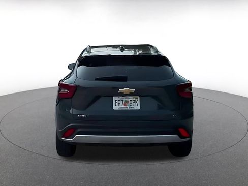 Used 2025 Chevrolet Trax LT w/ LT Convenience Package FWD image 12