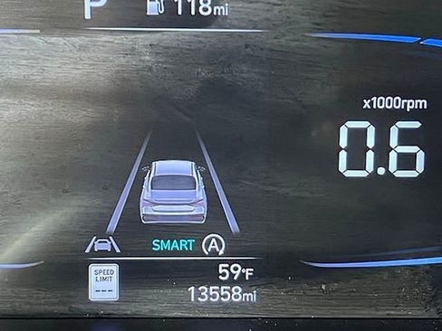 Used 2025 Hyundai Elantra SE image 28