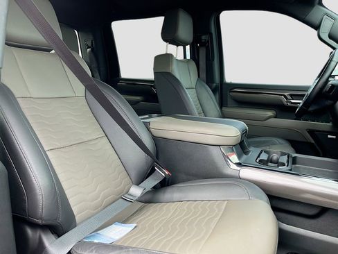 Used 2024 Chevrolet Silverado 2500 ZR2 w/ Technology Package AWD/4WD image 31