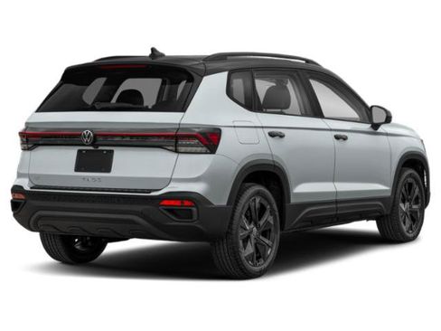Used 2025 Volkswagen Taos SE FWD image 2