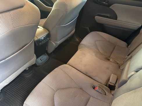 Used 2021 Toyota Highlander LE AWD/4WD image 16