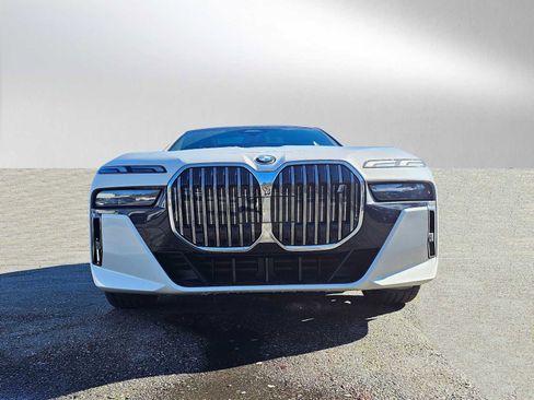 Used 2024 BMW i7 xDrive60 image 2