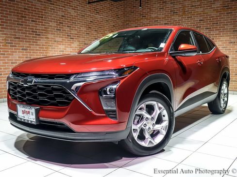 Used 2025 Chevrolet Trax LS w/ LS Convenience Package image 2