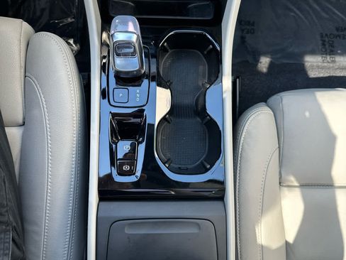 Used 2025 Volvo XC40 B5 Plus AWD/4WD image 19