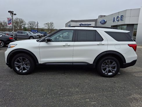 Certified 2023 Ford Explorer XLT w/ Equipment Group 202A AWD/4WD image 5