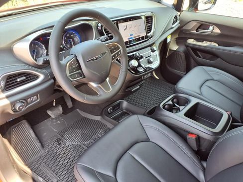 New 2025 Chrysler Pacifica Select w/ Fav Edition Package image 5