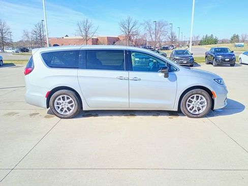Used 2024 Chrysler Pacifica Touring-L image 15