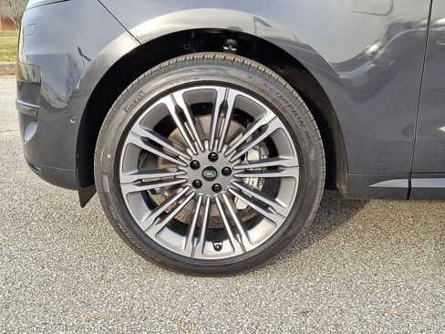 New 2025 Land Rover Range Rover Sport SE image 2