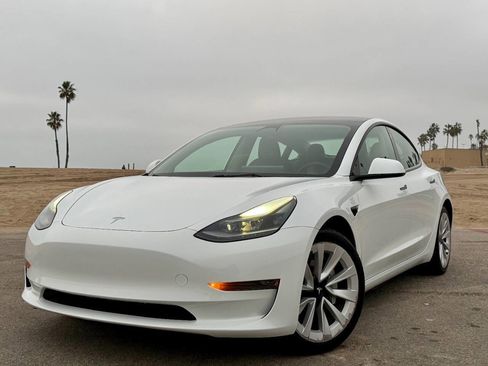 Used 2023 Tesla Model 3 Standard Range image 1