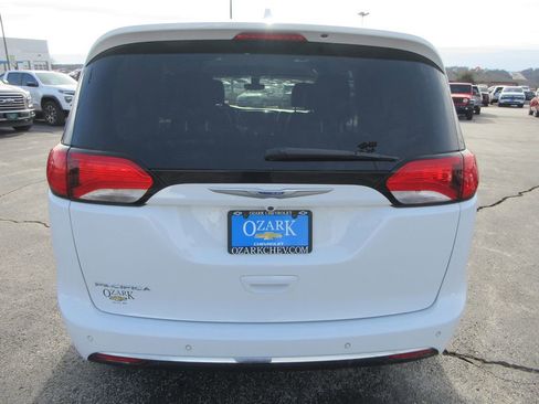 Used 2020 Chrysler Pacifica Touring-L image 4