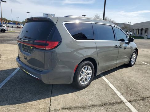 Used 2022 Chrysler Pacifica Touring-L image 4