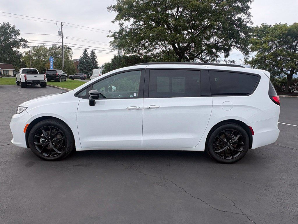 Used 2025 Chrysler Pacifica Limited FWD image 2