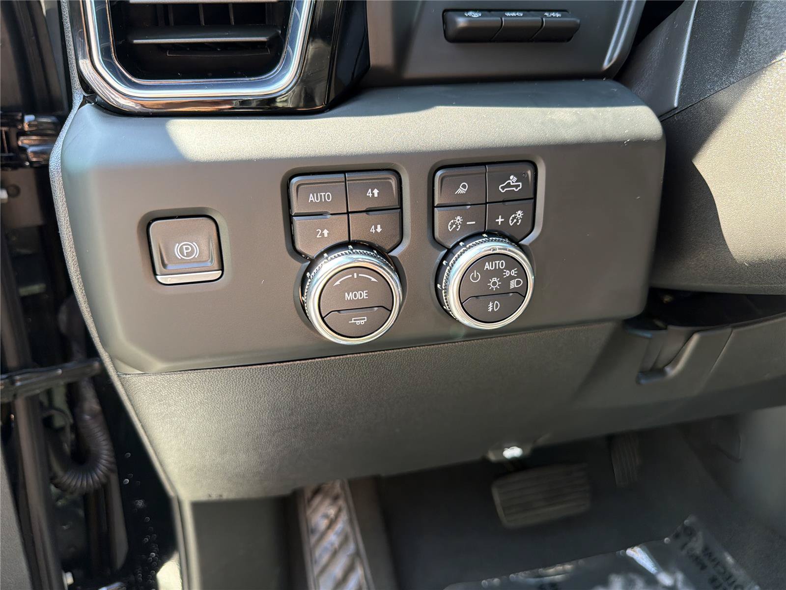 Used 2024 GMC Sierra 2500 Denali w/ Denali Reserve Package AWD/4WD image 18