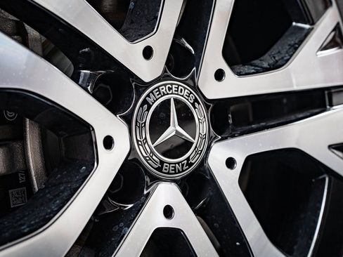 Used 2025 Mercedes-Benz GLB 250 4MATIC image 8