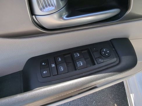 Used 2024 Chrysler Pacifica Touring-L FWD image 14