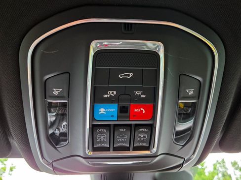 Used 2025 Jeep Grand Cherokee Limited w/ Luxury Tech Group II RWD image 43