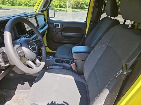 Used 2024 Jeep Wrangler Unlimited AWD/4WD image 18