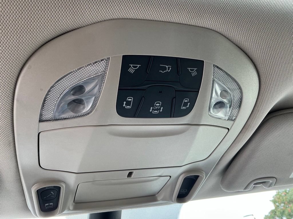Used 2023 Chrysler Pacifica Limited FWD image 40