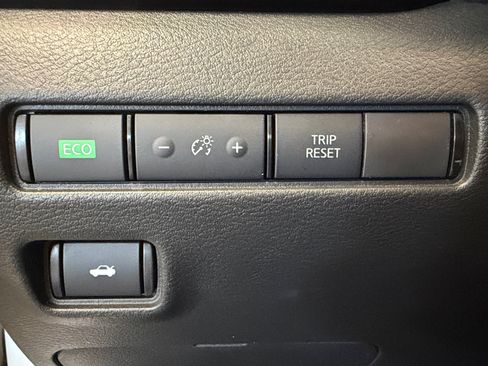 Used 2025 Nissan Sentra SR FWD image 25