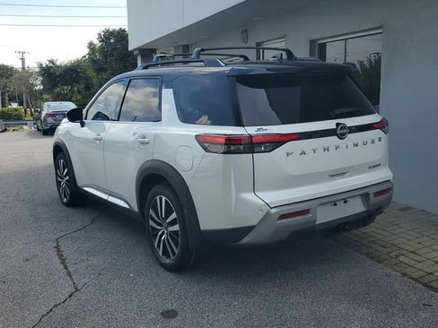 Certified 2025 Nissan Pathfinder Platinum FWD image 2