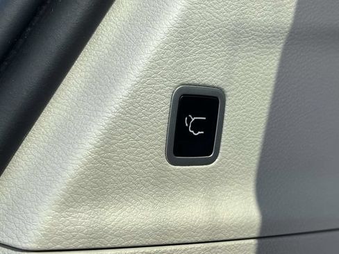 Used 2023 Chrysler Pacifica Touring-L FWD image 21