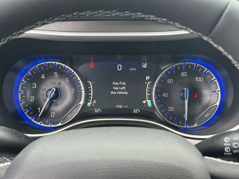 Used 2025 Chrysler Pacifica Select AWD/4WD image 16
