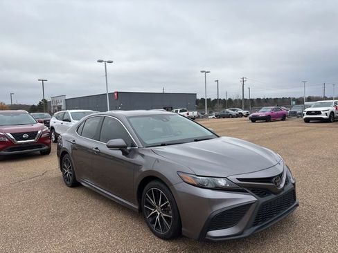 Used 2023 Toyota Camry SE image 5