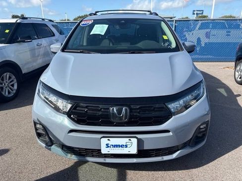 Used 2025 Honda Odyssey Touring image 3