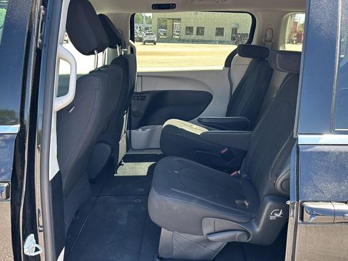 Used 2024 Chrysler Voyager LX image 7