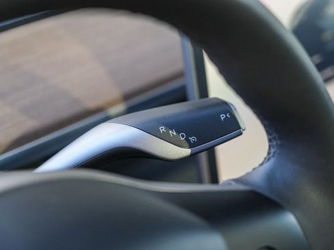 Used 2024 Tesla Model Y Long Range AWD/4WD image 18
