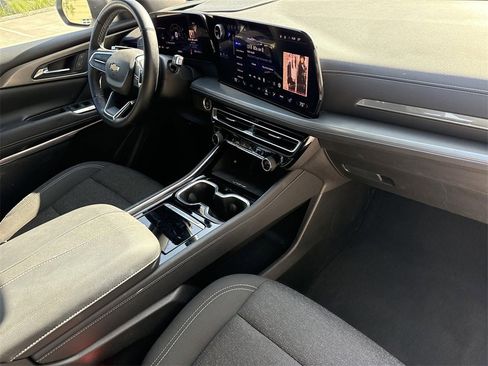 Used 2024 Chevrolet Traverse LT image 27