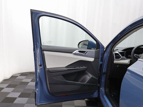 New 2025 Volkswagen Taos SE image 5