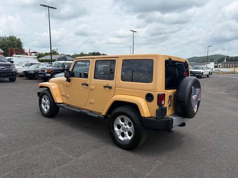 Used 2014 Jeep Wrangler Unlimited Sahara w/ Connectivity Group AWD/4WD image 5