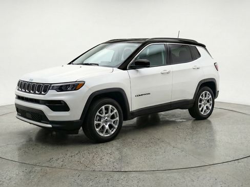 Used 2025 Jeep Compass Limited AWD/4WD image 3