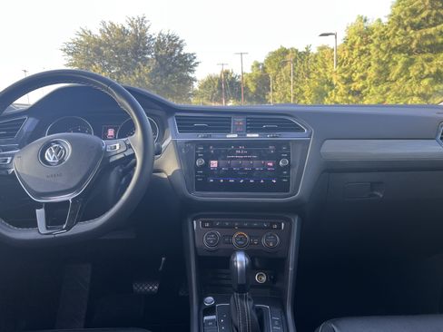 Used 2021 Volkswagen Tiguan SE FWD image 23