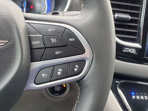 Used 2024 Chrysler Pacifica Touring-L image 23