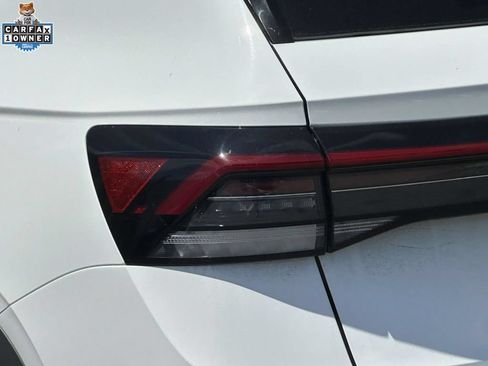 Used 2025 Volkswagen Taos SE AWD/4WD image 10