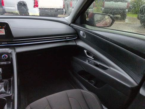 Used 2024 Hyundai Elantra Blue FWD image 16