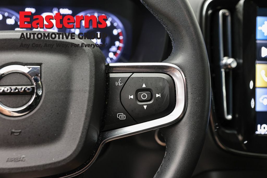 Used 2022 Volvo XC40 T5 Momentum AWD/4WD image 18