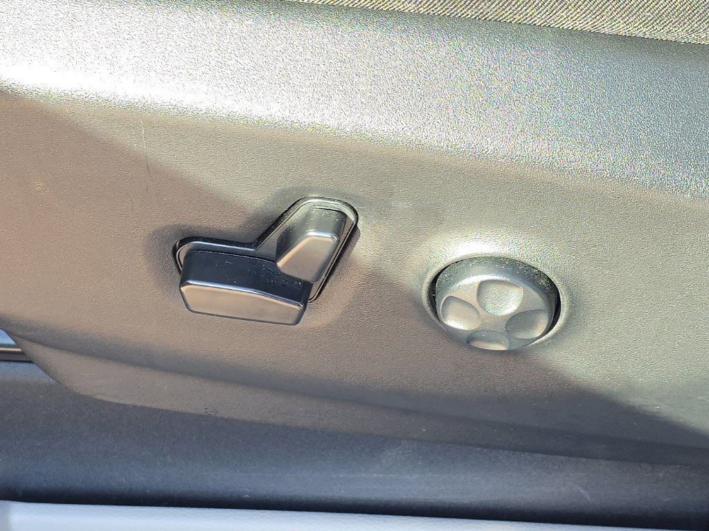 Used 2023 Chrysler Pacifica Touring-L FWD image 16