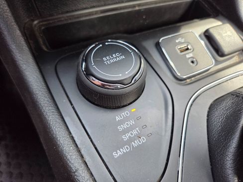Used 2019 Jeep Cherokee Latitude w/ Cold Weather Group AWD/4WD image 18