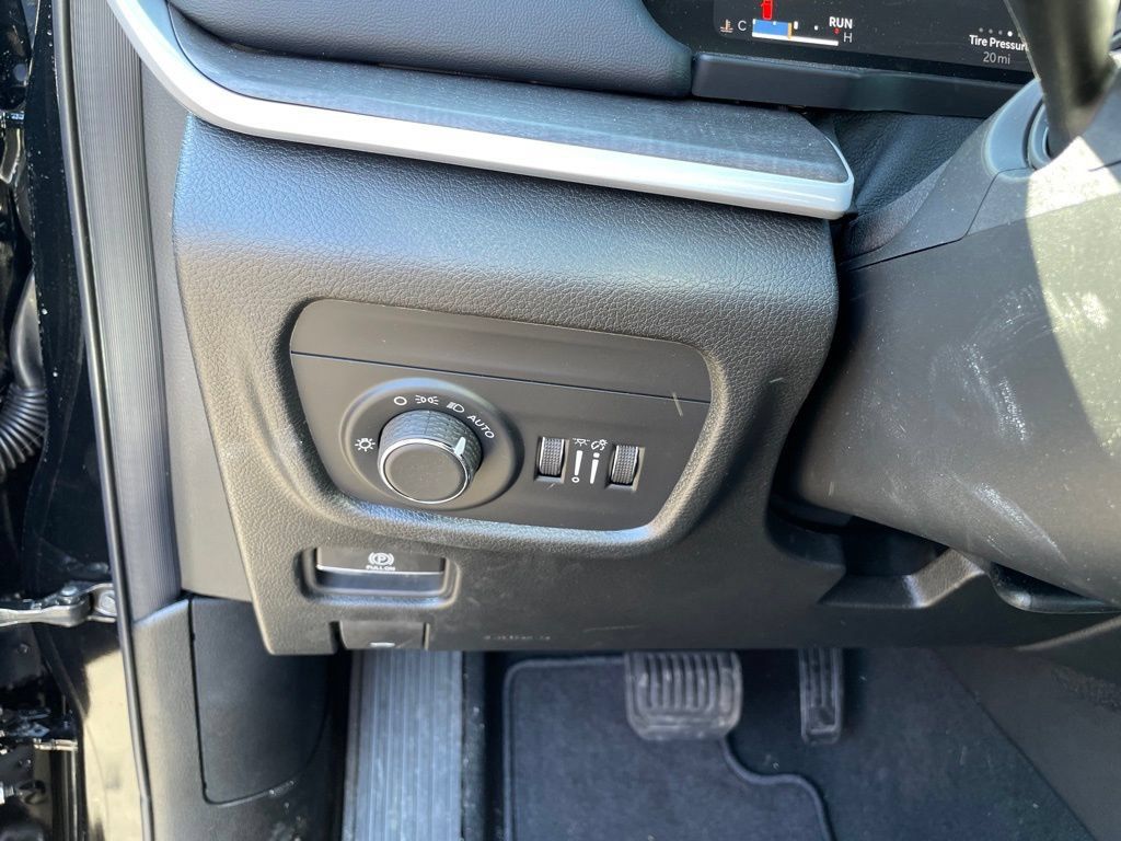 New 2026 Jeep Grand Cherokee Altitude AWD/4WD image 12