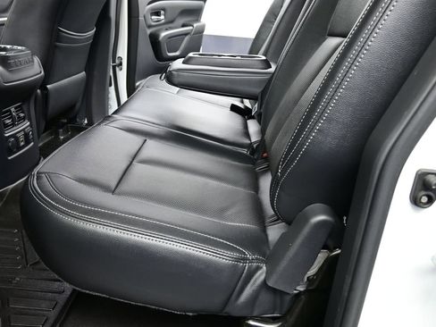 Used 2019 Nissan Titan SV w/ SV Convenience Package image 18