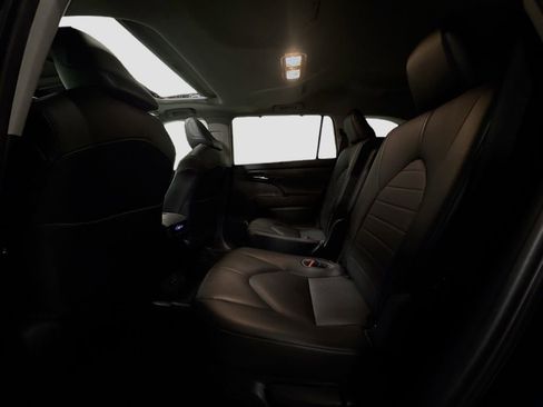 Used 2021 Toyota Highlander XLE image 30