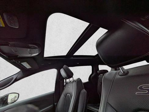 Used 2025 Chrysler Pacifica Limited image 14