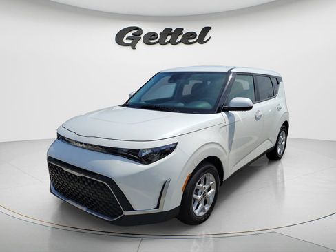 Used 2025 Kia Soul LX FWD image 3