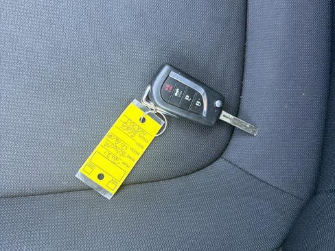 Used 2021 Toyota Corolla LE w/ Carpet Mat Package (TMS) FWD image 28