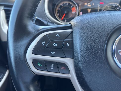 Used 2017 Jeep Cherokee Latitude FWD image 11