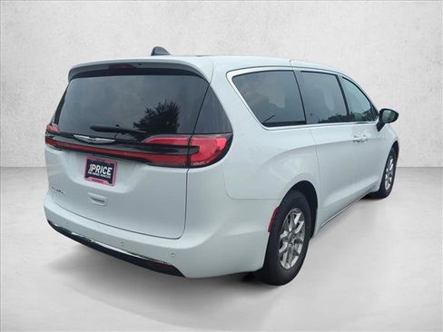 Used 2025 Chrysler Pacifica Select FWD image 5