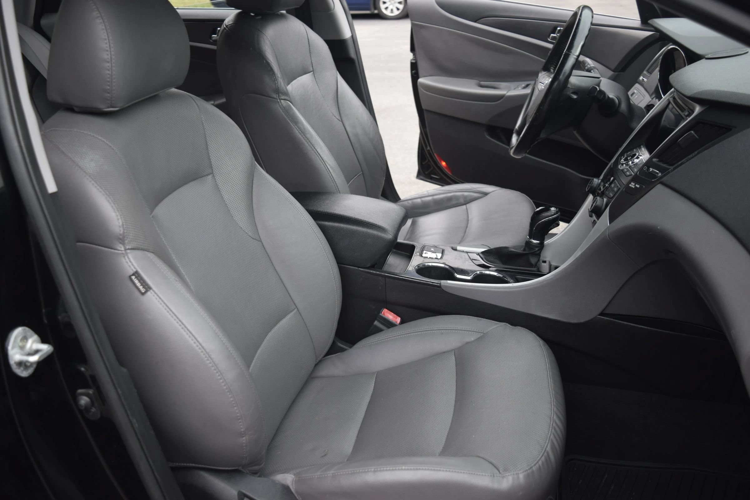 Used 2015 Hyundai Sonata Limited w/ Option Group 02 FWD image 9